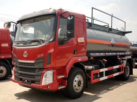 東風(fēng)柳汽單橋DLQ5180GFWLZ5型腐蝕性物品罐式運(yùn)輸車 東風(fēng)柳汽單橋DLQ5180GFWLZ5型腐蝕性物品罐式運(yùn)輸車